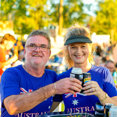 A man and woman cheersing drinks