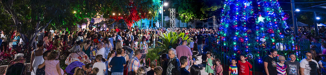 large crowd walks along Rockhampton Riverside Precinct during the CBD Christmas Fair